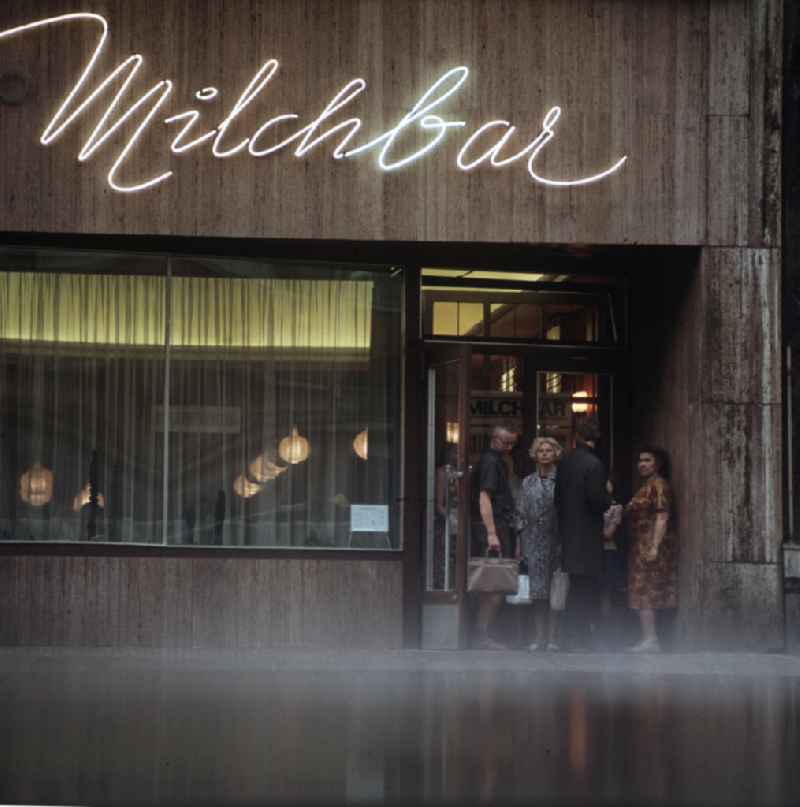 Mit leuchtenden Buchstaben lädt die 'HO Milchbar' in der Petersstraße in Leipzig zu einem Besuch ein.