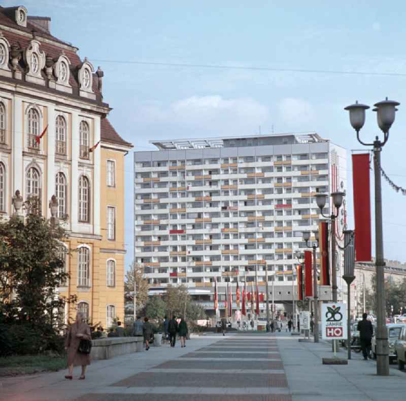 Das Hochhaus Pirnaischer Platz am Ende der Wildruffer Straße, von 1954-1990 Ernst-Thälmann-Straße, in Dresden. Links das Landhaus mit Sitz des Dresdner Stadtmuseums. Am Straßenrand wirbt ein Plakat für 2