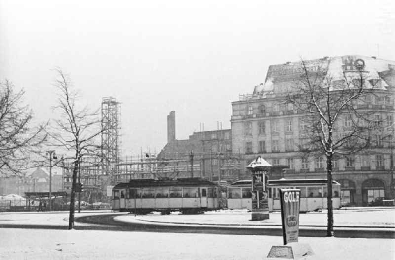 Hotel Astoria mit Baugerüst für den Wiederaufbau im Winter, nachdem der West- und Südflügel im 2. Weltkrieg schwer beschädigt wurde. Im Vordergrund sieht man eine Straßenbahn. Ebenfalls im Bild festgehalten ist eine Litfaßsäule mit Plakaten zu einem Messeprogramm. Bestmögliche Qualität nach Vorlage!