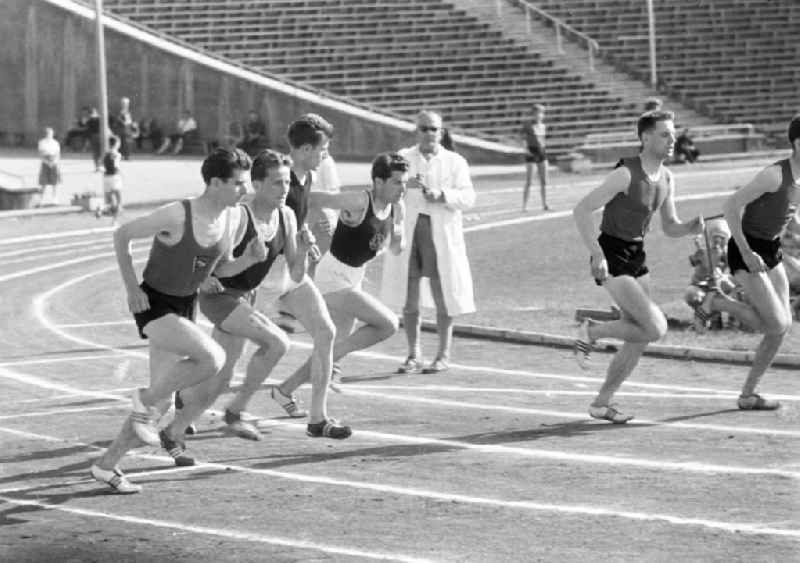 Leichtathleten / Sportler bei einem Wettkampf auf einem Sportfest der Karl-Marx-Universität. 1959 fand das Jubiläum anlässlich des 55