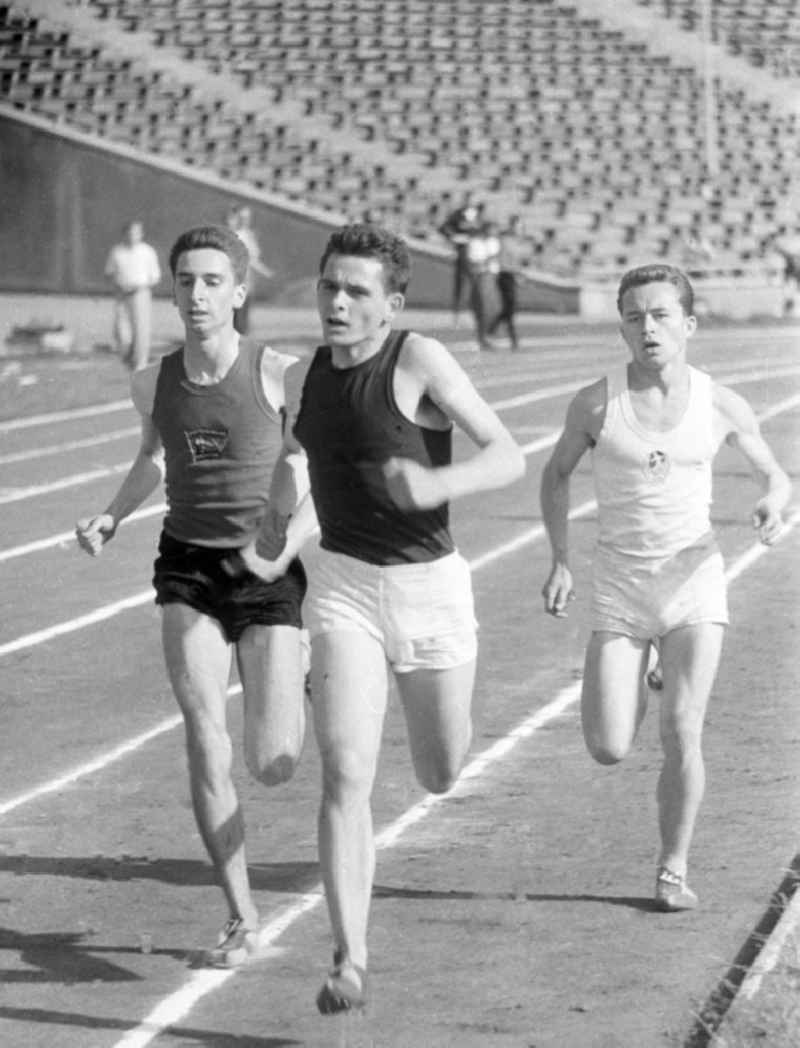 Leichtathleten / Sportler bei einem Wettkampf auf einem Sportfest der Karl-Marx-Universität. 1959 fand das Jubiläum anlässlich des 55