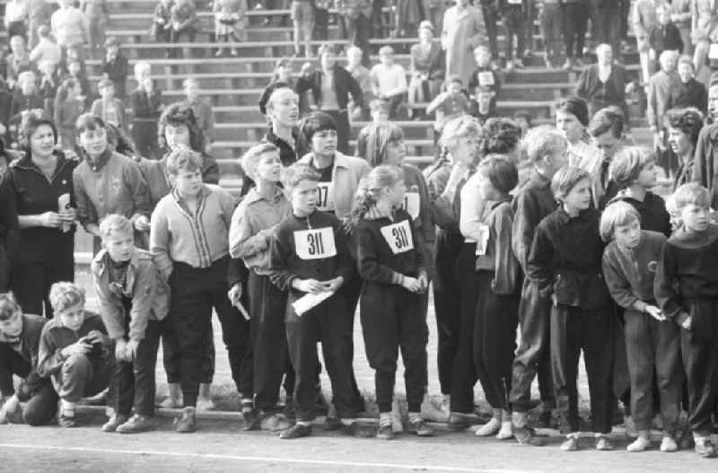 Jugendliche auf einem Sportfest der Karl-Marx-Universität. 1959 fand das Jubiläum anlässlich des 55