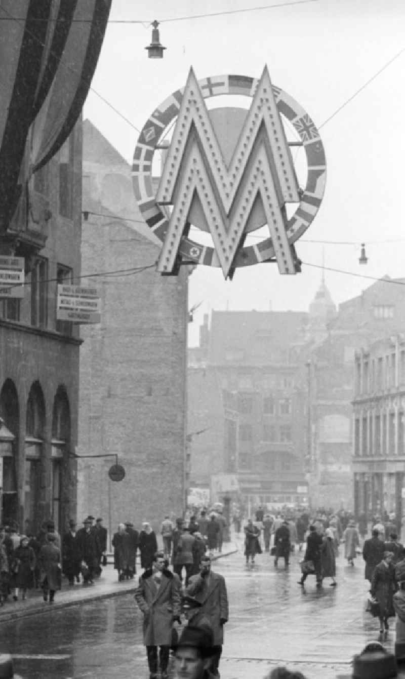 Die Straße Neumarkt während der Frühjahrs-Messe mit Passanten. Im Vordergrund das Messesymbol. Im Frühjahr und im Herbst eines jeden Jahres war die Leipziger Messe Treffpunkt der internationalen Handelswelt. Bestmögliche Qualität nach Vorlage!