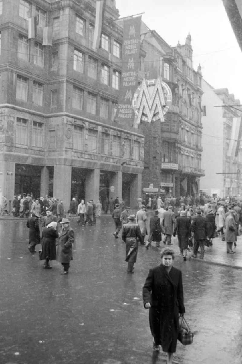 Die Straße Neumarkt mit dem Zentral-Messepalast während der Frühjahrs-Messe. In der Bildmitte das Messesymbol. Im Frühjahr und im Herbst eines jeden Jahres war die Leipziger Messe Treffpunkt der internationalen Handelswelt. Bestmögliche Qualität nach Vorlage!