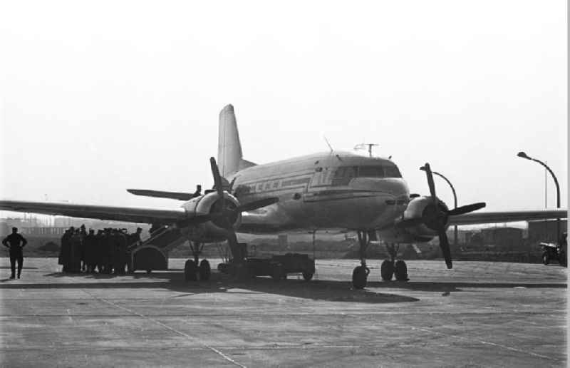 Passagiere besteigen ein Flugzeug vom Typ Iljuschin Il-14. Das Bild wurde auf dem Messeflughafen aufgenommen. Bestmögliche Qualität nach Vorlage!