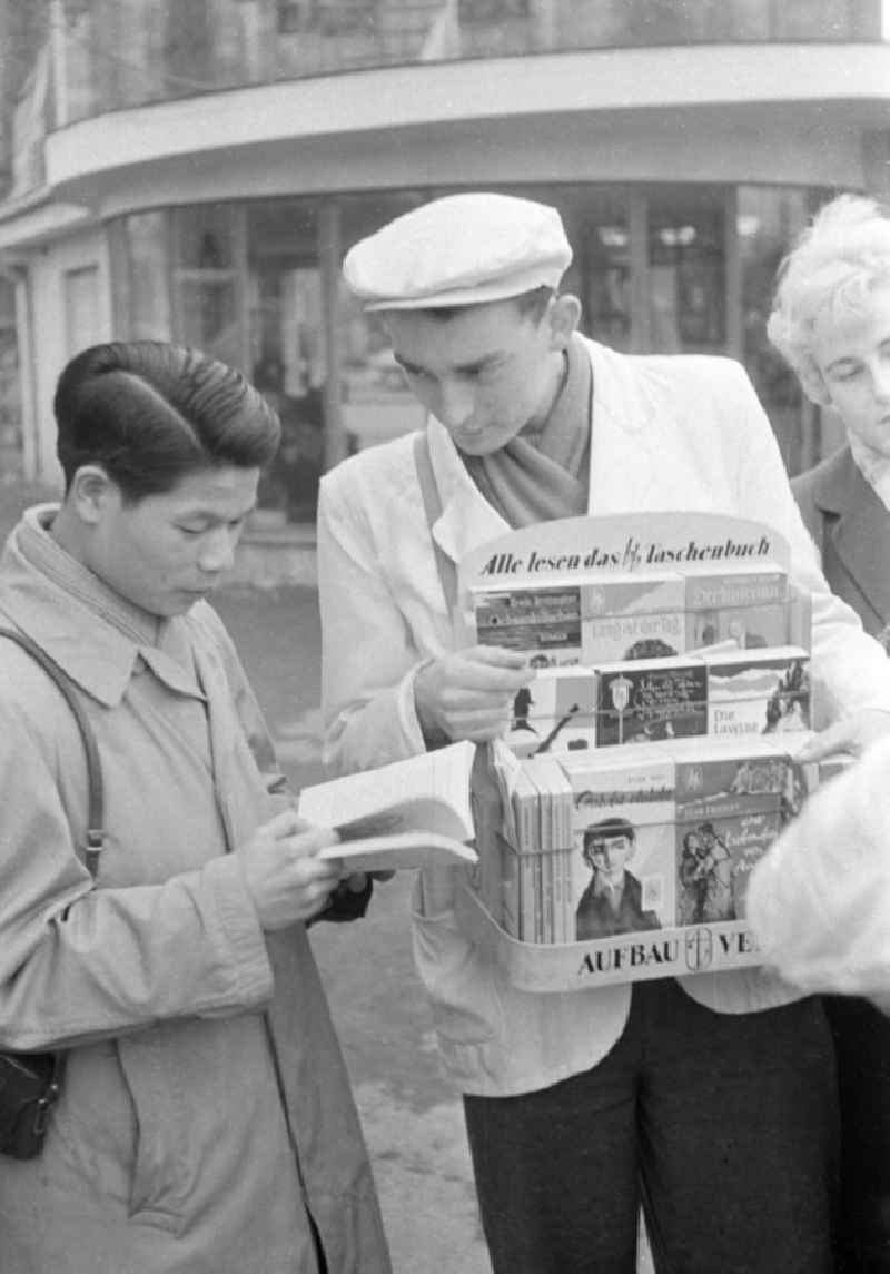 Ein Mann bietet Ausgaben der Taschenbuchreihe bb vom Aufbau-Verlag Passanten zum Kauf an. Der Aufbau-Verlag wurde 1945 in Berlin gegründet und war der größte Verlag in der DDR für Belletristik. Die Reihe bb / 'Billige Bücher' war die erste Taschenbuchreihe des Verlags. Bestmögliche Qualität nach Vorlage!