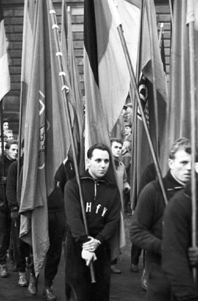 Studenten der DHfK / Deutsche Hochschule für Körperkultur bei einem Umzug zum 1. Mai. Die Studenten tragen Fahnen / eine Fahne mit Motiven zum Maifeiertag. Die Deutsche Hochschule für Körperkultur war die bedeutendste Sporthochschule der Republik. Bestmögliche Qualität nach Vorlage!