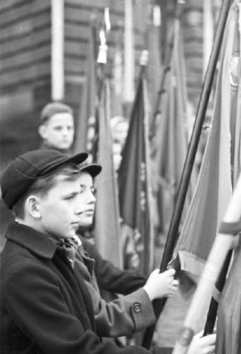 Ein Junge mit einer Kappe / Mütze im Stil der frühen 1960er / 6