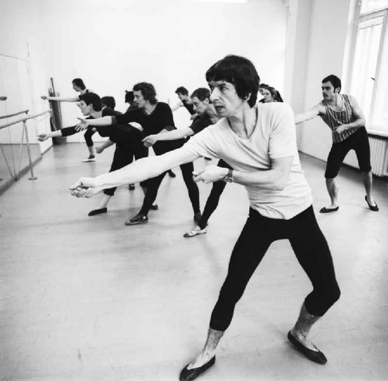 Movement lessons at the theatrical school - college for music and theatre 'Felix Mendelssohn Bartholdy' Leipzig in Leipzig in the federal state Saxony in the area of the former GDR, German democratic republic