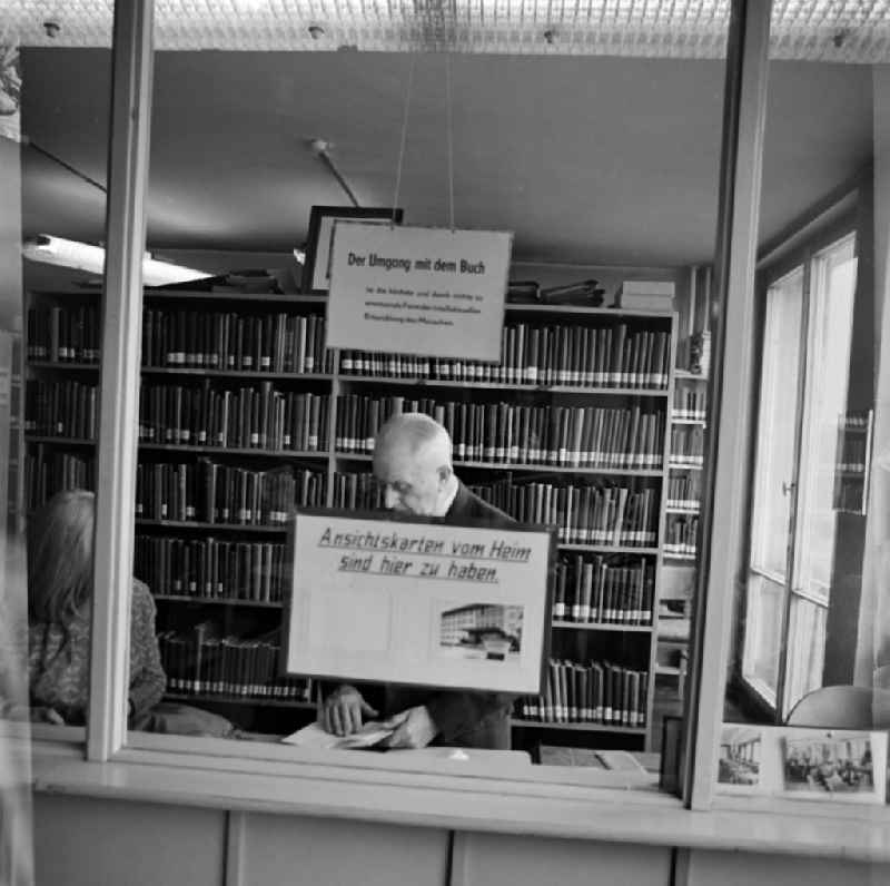 A library in the Andersen-Nexoe-Heim in Leipzig in the federal state of Saxony on the territory of the former GDR, German Democratic Republic