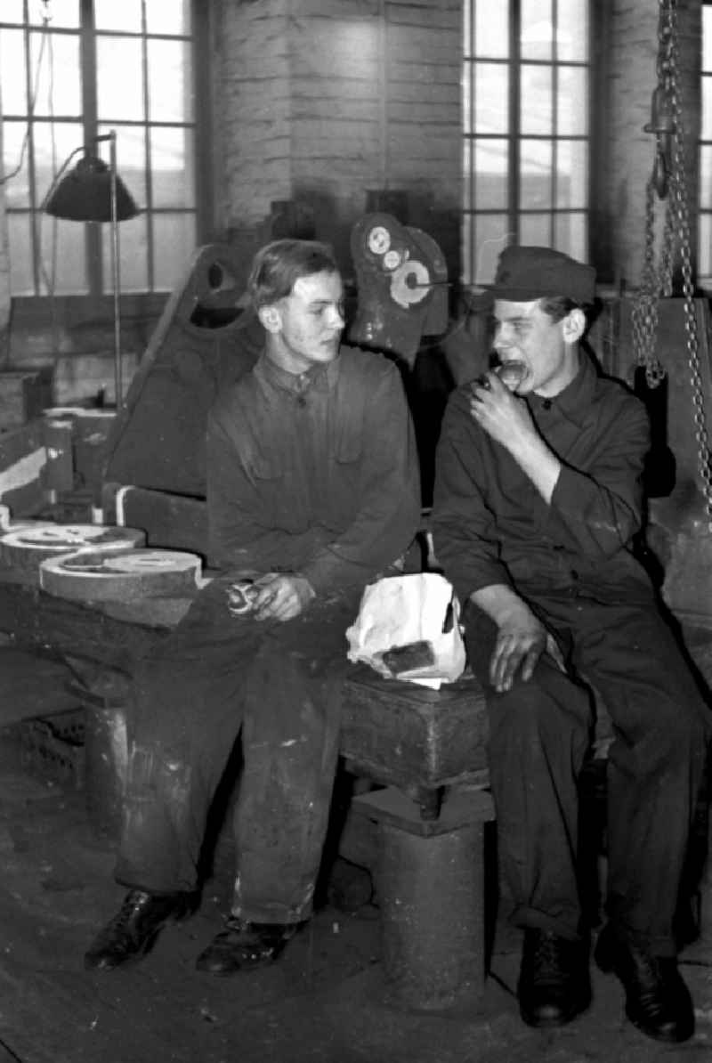 Break at the Polygraph paper processing machine factory Optima VEB in Leipzig, Saxony in the territory of the former GDR, German Democratic Republic