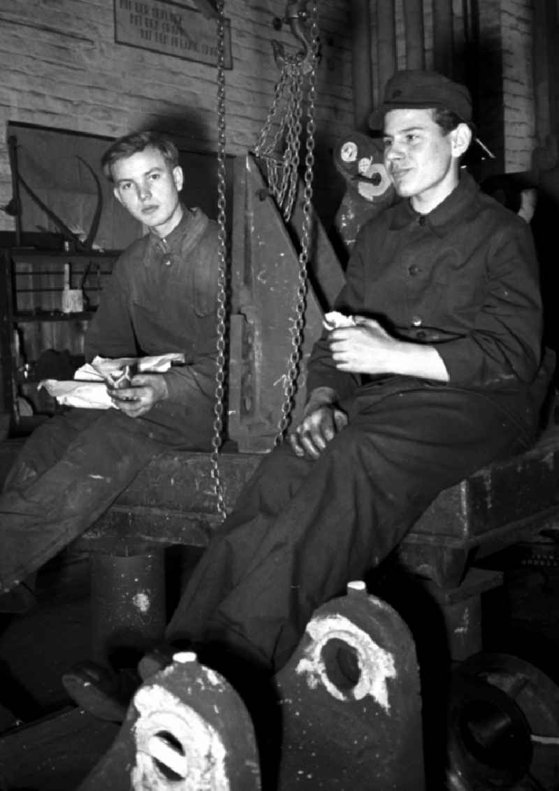 Break at the Polygraph paper processing machine factory Optima VEB in Leipzig, Saxony in the territory of the former GDR, German Democratic Republic