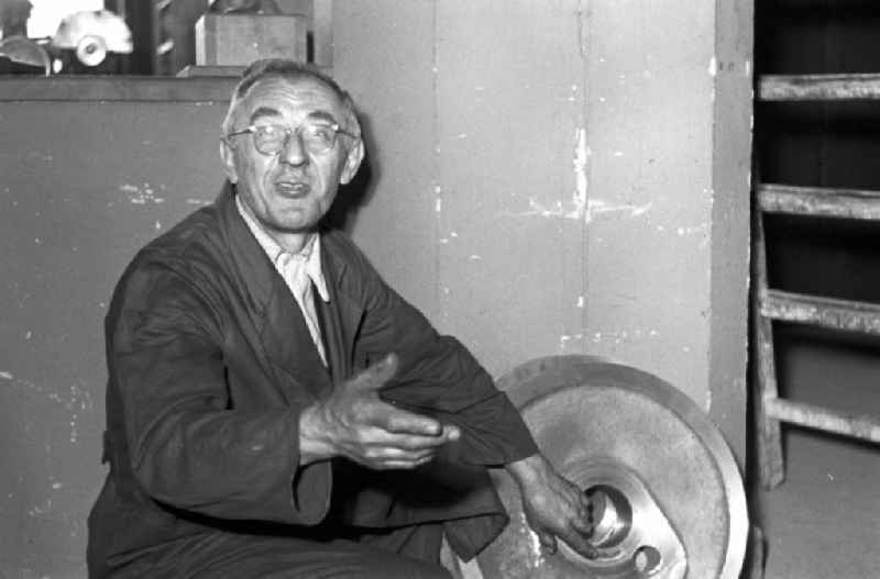 Worker in the Polygraph paper processing machine factory Optima VEB in Leipzig, Saxony in the territory of the former GDR, German Democratic Republic