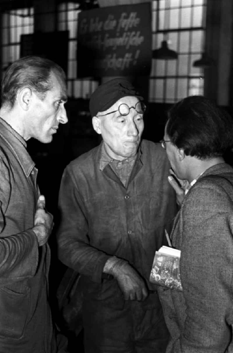 Worker in the Polygraph paper processing machine factory Optima VEB in Leipzig, Saxony in the territory of the former GDR, German Democratic Republic