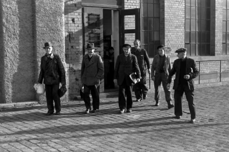 End of work at the Polygraph paper processing machine factory Optima VEB in Leipzig, Saxony in the territory of the former GDR, German Democratic Republic