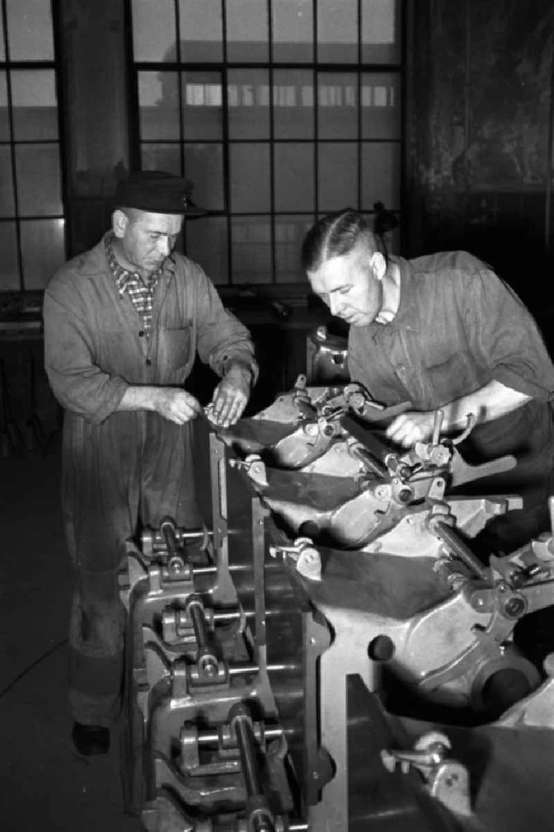 Worker in the Polygraph paper processing machine factory Optima VEB in Leipzig, Saxony in the territory of the former GDR, German Democratic Republic