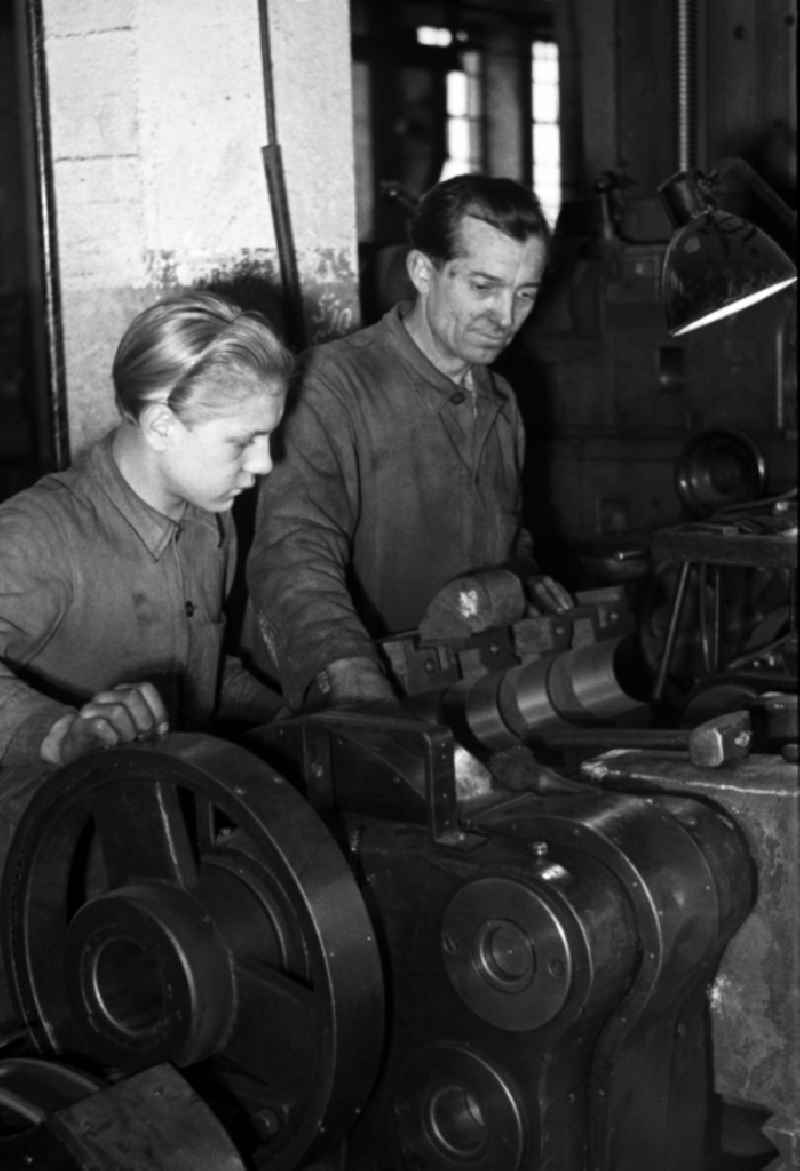 Worker in the Polygraph paper processing machine factory Optima VEB in Leipzig, Saxony in the territory of the former GDR, German Democratic Republic