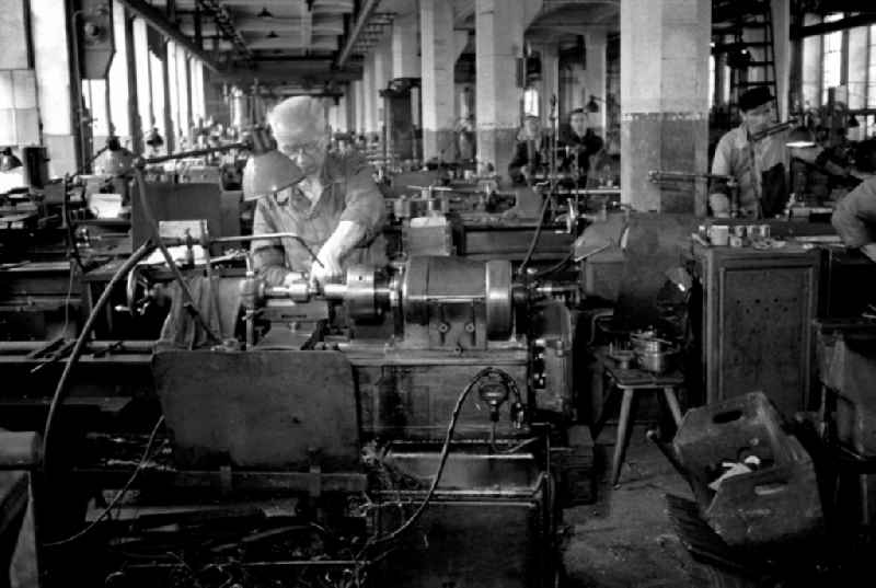 Worker in the Polygraph paper processing machine factory Optima VEB in Leipzig, Saxony in the territory of the former GDR, German Democratic Republic