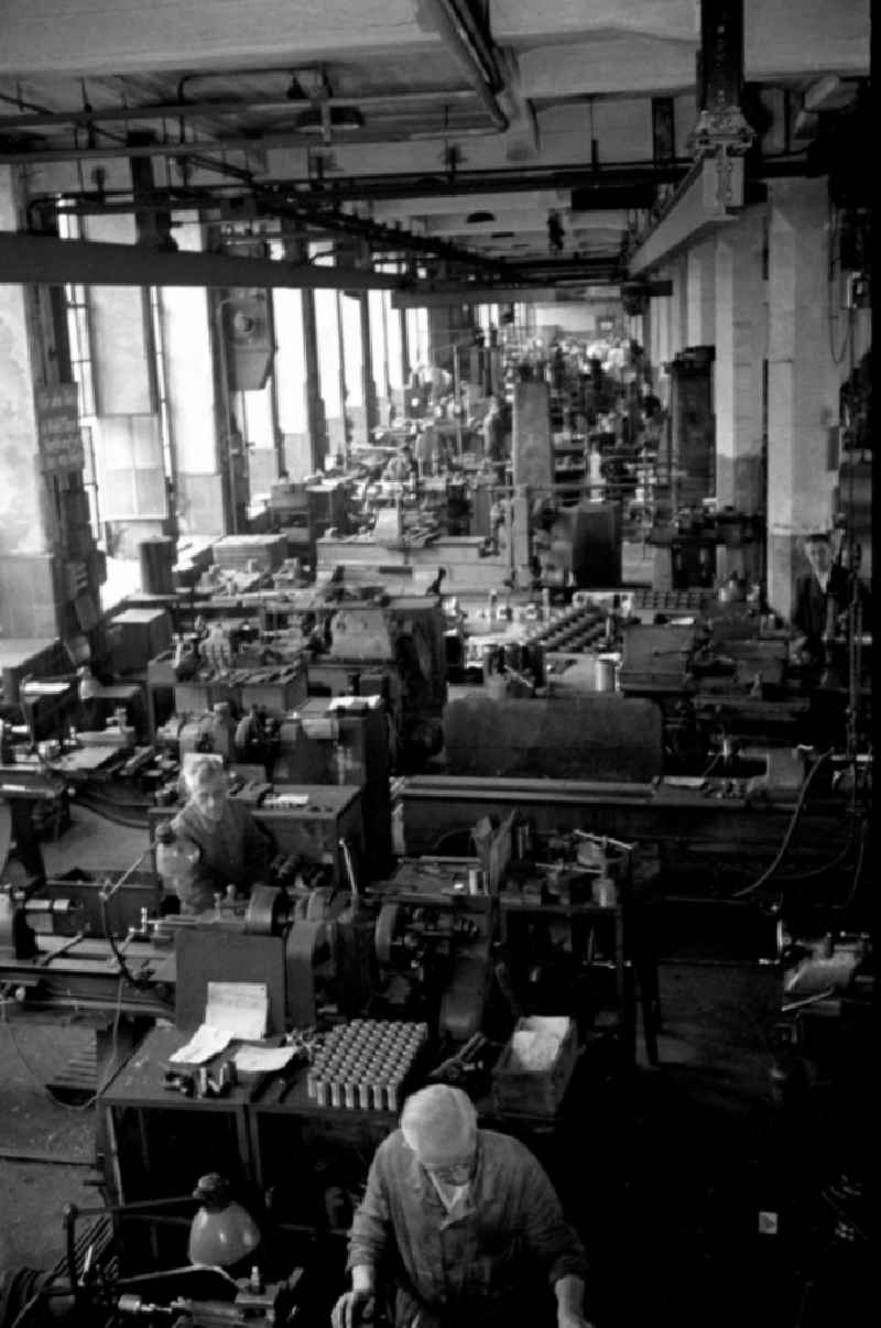 Worker in the Polygraph paper processing machine factory Optima VEB in Leipzig, Saxony in the territory of the former GDR, German Democratic Republic