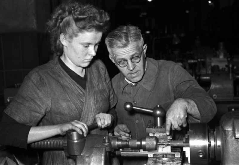 Worker in the Polygraph paper processing machine factory Optima VEB in Leipzig, Saxony in the territory of the former GDR, German Democratic Republic