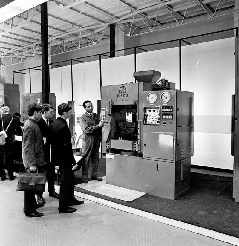 März 1967
Technische Messe in Leipzig (Sachsen)
Vollautomatische Kunststoffpresse (PH-M 10