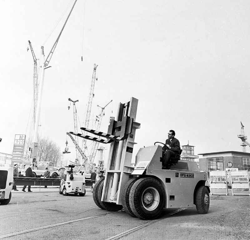 März 1967
Technische Messe in Leipzig (Sachsen)
Klaus Heyer, Kundendienstmonteur VTA

Umschlagnr.: 16