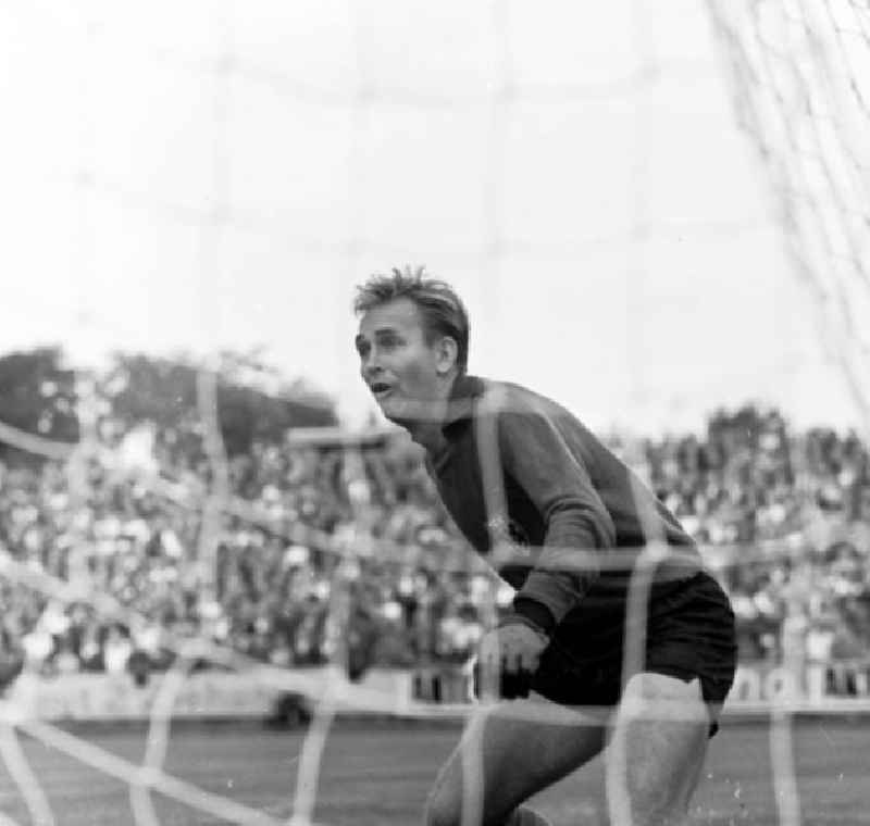 1967

Oberliga-Punktspiel: 1. FC Lokomotive Leipzig:FC Karl Marx Stadt im Bruno Plache Stadion. Endstand 2:2

Umschlagnr.: 98