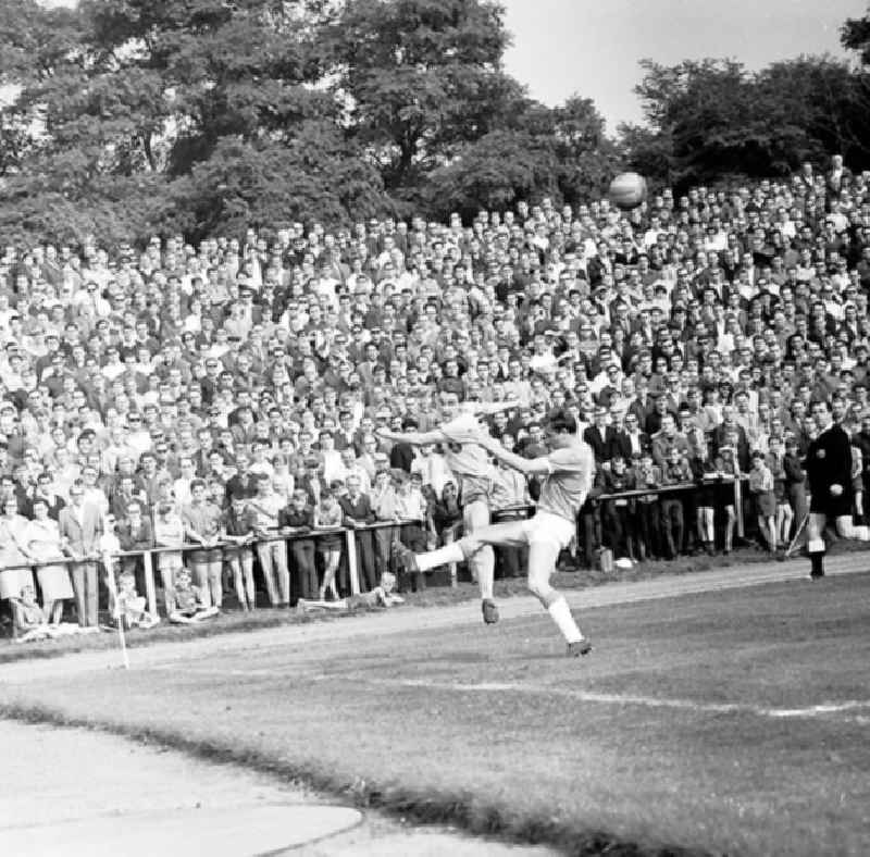 1967

Oberliga-Punktspiel: 1. FC Lokomotive Leipzig:FC Karl Marx Stadt im Bruno Plache Stadion. Endstand 2:2

Umschlagnr.: 98