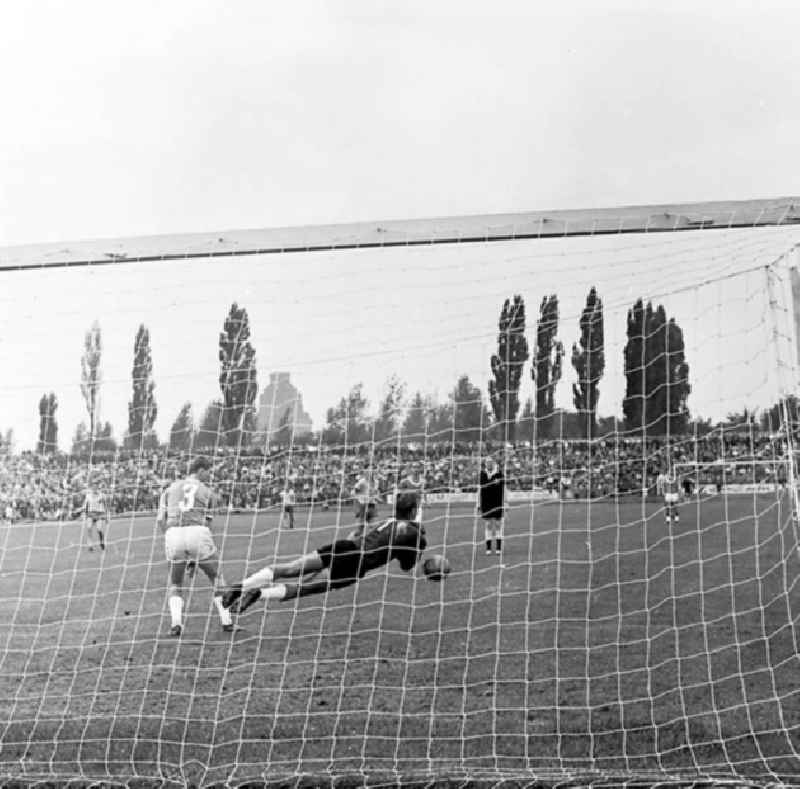 1967

Oberliga-Punktspiel: 1. FC Lokomotive Leipzig:FC Karl Marx Stadt im Bruno Plache Stadion. Endstand 2:2

Umschlagnr.: 98