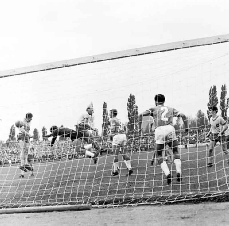 1967

Oberliga-Punktspiel: 1. FC Lokomotive Leipzig:FC Karl Marx Stadt im Bruno Plache Stadion. Endstand 2:2

Umschlagnr.: 98