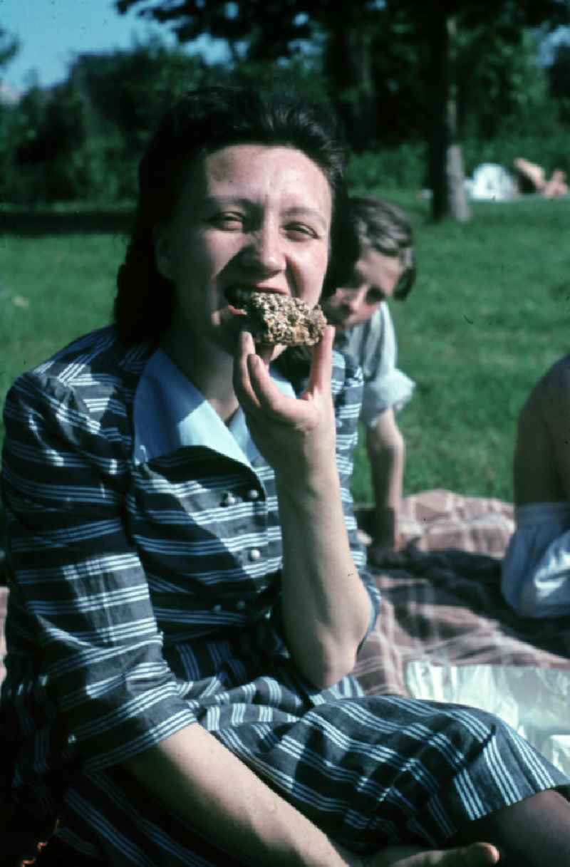 Lecker, Kuchen essen im Freibad. Tasty, eat cake in the open-air bath.