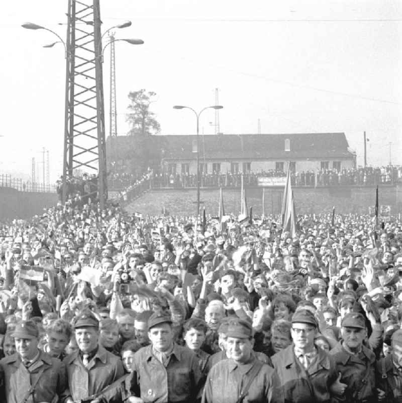 Menschen / Passanten / Einwohner stehen zusammen um den Kosmonauten Alexej Leonow (*30.05.1934) bei der Ankunft in Magdeburg anlässlich einer Rundreise durch die DDR zu begrüßen. Leonow war der erste Mensch im freien Weltraum / Weltweit erstes Außenbordmanöver im Erdorbit (12 Minuten) am 18.