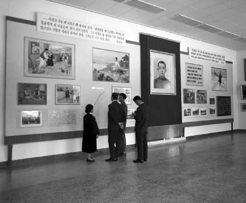 Besucher besichtigen die Ausstellung im Revolutionsmuseum in Mangyongdae bei Pjöngjang, der Hauptstadt der Koreanischen Demokratischen Volksrepublik KDVR - Nordkorea / Democratic People's Republic of Korea DPRK - North Korea. Im Rahmen des Personenkultes um den nordkoreanischen Machthaber Kim Il Sung (früher Kim Ir Sen) war das Museum im Jahr 197