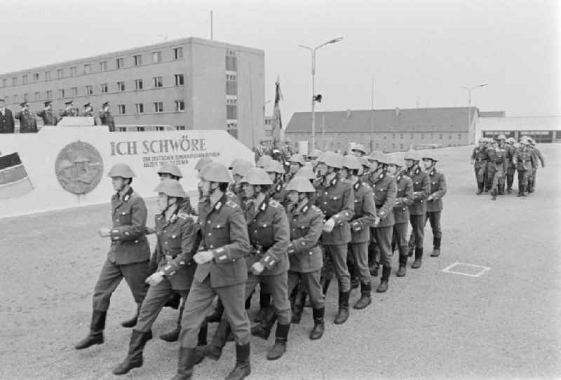 Parade formation and march of soldiers and officers of the motorized rifle regiment MSR-7 'Max Roscher' on the occasion of the farewell of reservists on the parade ground of the barracks in Marienberg, Saxony in the territory of the former GDR, German Democratic Republic