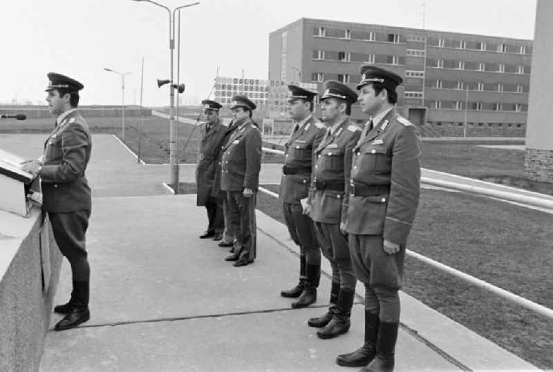 Parade formation and march of soldiers and officers of the motorized rifle regiment MSR-7 'Max Roscher' on the occasion of the farewell of reservists on the parade ground of the barracks in Marienberg, Saxony in the territory of the former GDR, German Democratic Republic