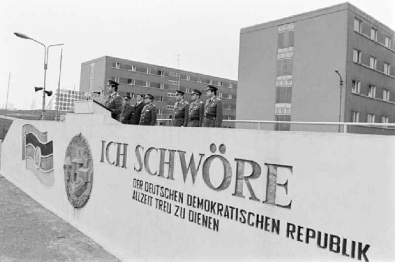 Parade formation and march of soldiers and officers of the motorized rifle regiment MSR-7 'Max Roscher' on the occasion of the farewell of reservists on the parade ground of the barracks in Marienberg, Saxony in the territory of the former GDR, German Democratic Republic