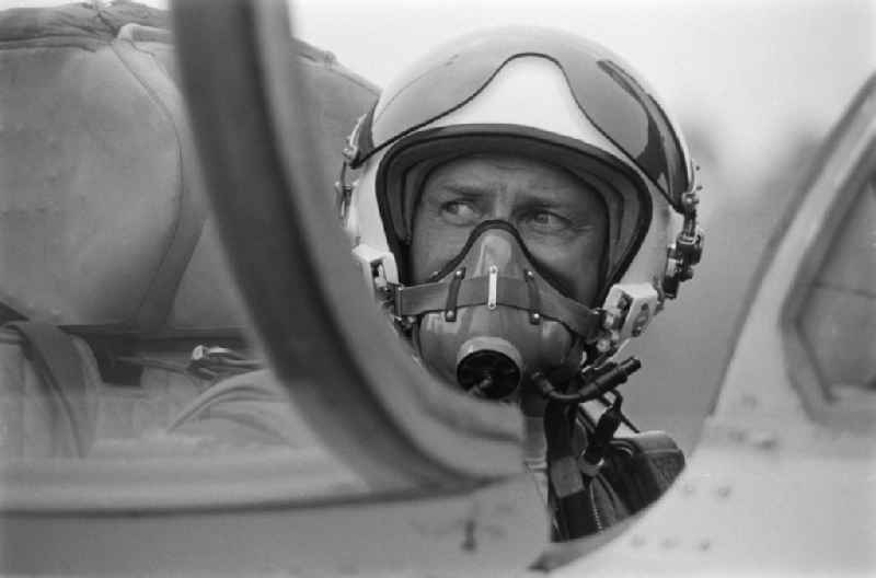 Colonel Sigmund Jaehn, the first German cosmonaut in space, after a flight with a MiG 21F-13 on the airfield of the LSK / LV Air Force / Air Defense of the NVA National People's Army in Marxwalde, now Neuhardenberg in the GDR German Democratic Republic