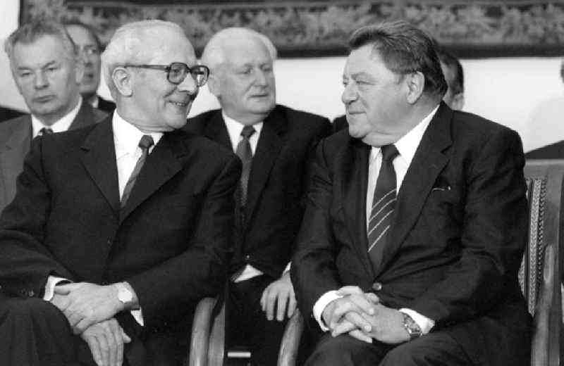 Beim ersten Besuch eines führenden DDR-Repräsentanten in der Bundesrepublik trifft SED-Generalsekretär und Staatsratsvorsitzender Erich Honecker (l) mit dem bayrischen Regierungschef Franz-Josef Strauß zusammen. Dem 75 Jahre alten Staatsratsvorsitzenden der DDR ist es trotz großer Widerstände aus der Sowjetunion gelungen, zum fünftägigen 'Arbeitsbesuch' in den kapitalistischen Westen zu kommen. Es bleibt allerdings der einzige Empfang eines DDR-Staatschefs in der BRD.