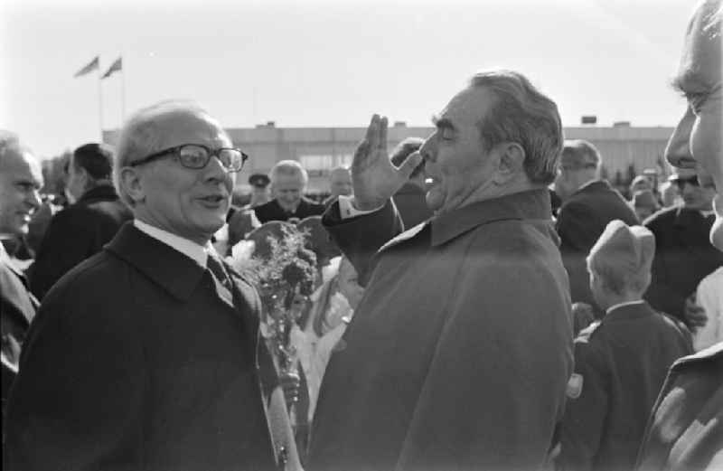 Ankunft von Erich Honecker in Moskau. Leonid Breshnew empfängt Erich Honecker. (