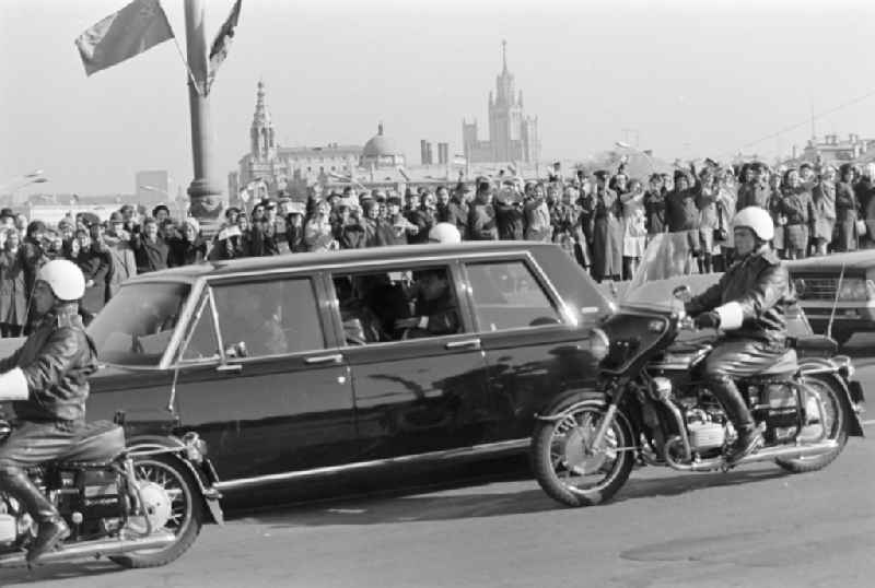 Ankunft von Erich Honecker in Moskau. Fahrt durch die Stadt. (