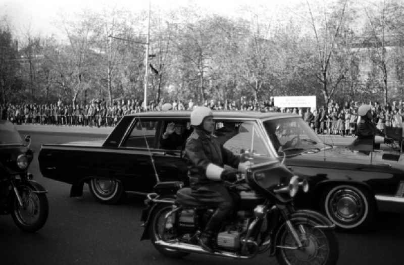 Ankunft von Erich Honecker in Moskau. Fahrt durch die Stadt. (
