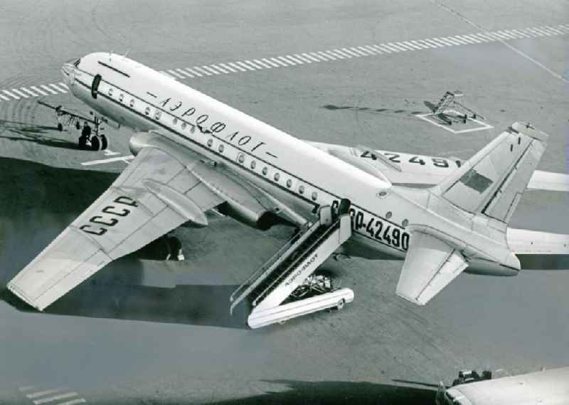 Sowjetisches Passagierflugzeug Tupolew Tu- 104 auf dem Moskauer Flughafen Scheremetjewo in Russland. Die Konstruktion des Tu- 104 entstammt den Tu 16- Bomber. Es ist das zweite Düsenverkehrsflugzeug der Welt. Den ersten Flug hatte die Tu-104 1955, ein Jahr später wurde die Maschine für den Linienverkehr genutzt. Die Produktion wurde 1960 eingestellt. Soviet Tupolev Tu-104 passenger plane at Moscow's Sheremetyevo airport in Russia. The design of the Tu-104 comes from the Tu 16 - Bomber.The first flight was 1955, one year later, the machine was used for regular services. Production was stopped 196