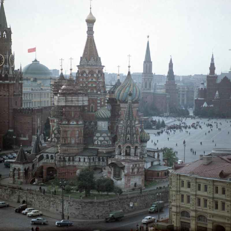 Blick auf den Roten Platz in Moskau. V.l.n.r. die Basilius-Kathedrale, das Lenin-Mausoleum, der Nikolausturm und das Historische Museum.