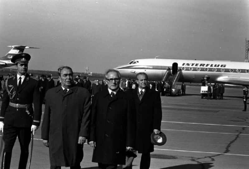 State ceremony and reception of Erich Honecker and the government delegation of the GDR with a military honor guard in front of the landed INTERFLUG special aircraft TU 134 A with the registration DM-SCS at the airport in Moskva - Moscow in Russia - formerly the Soviet Union