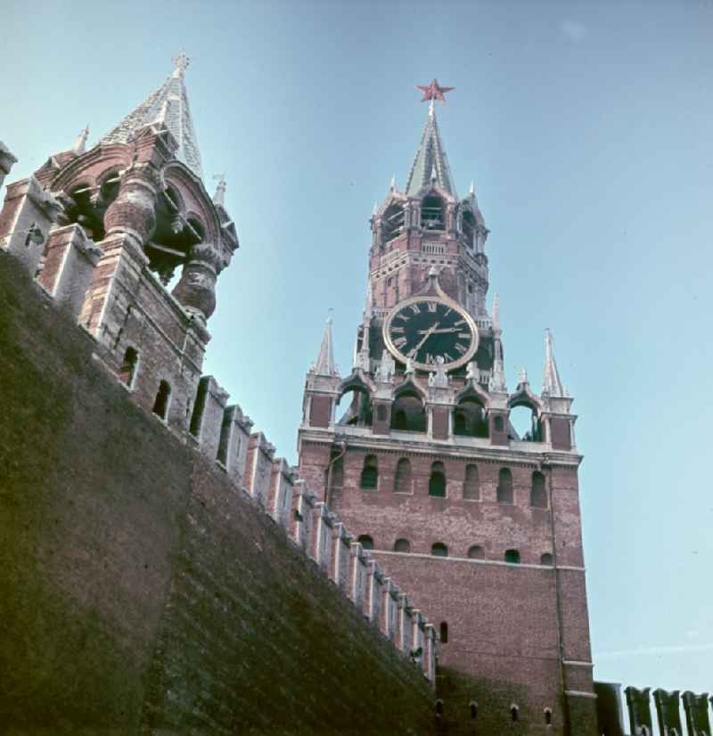 Red Square in winter with wall and towers of the Moscow Kremlin, including the Spassky Tower with red star in Moskva - Moscow in Russia