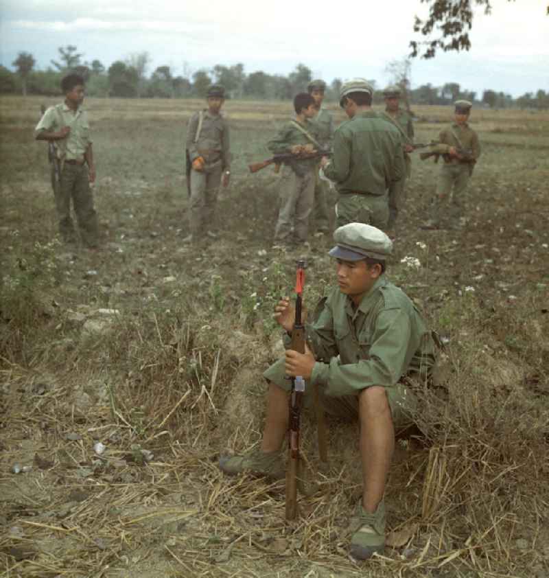 Soldaten der laotischen Armee in der Demokratischen Volksrepublik Laos bei einer Übung. Erst zwei Jahre zuvor, am 2. Dezember 1975, war durch die kommunistisch geprägten Kräfte die Volksrepublik Laos ausgerufen worden. Die politische und wirtschaftliche Situation blieb aber auch in den Folgejahren unsicher und instabil.