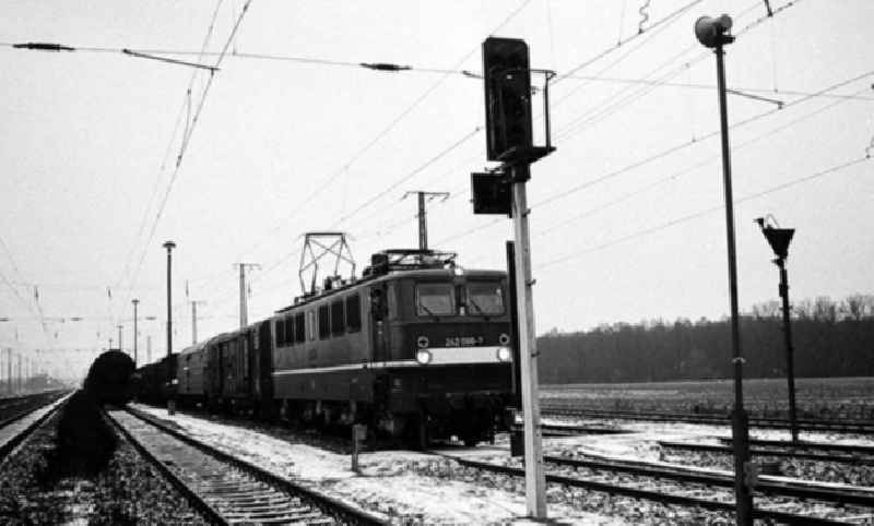 15.12.1982
1. Zug des elektrifizierten Streckenabschnitts Priorts / Kreis Nauen (Brandenburg)

Umschlagnr.: 1231