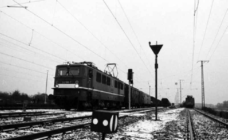 15.12.1982
1. Zug des elektrifizierten Streckenabschnitts Priorts / Kreis Nauen (Brandenburg)

Umschlagnr.: 1231