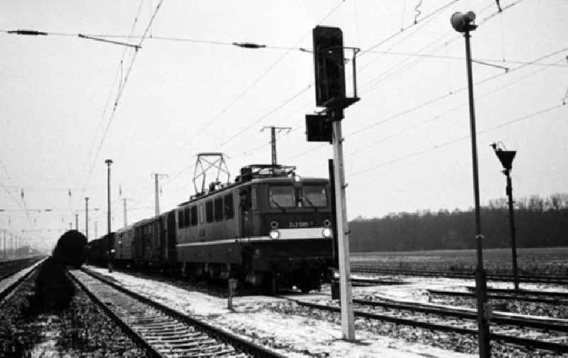 15.12.1982
1. Zug des elektrifizierten Streckenabschnitts Priorts / Kreis Nauen (Brandenburg)

Umschlagnr.: 1231