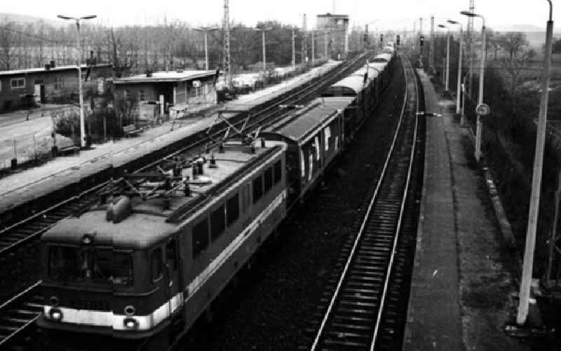 15.12.1982
1. Zug des elektrifizierten Streckenabschnitts Priorts / Kreis Nauen (Brandenburg)

Umschlagnr.: 1231